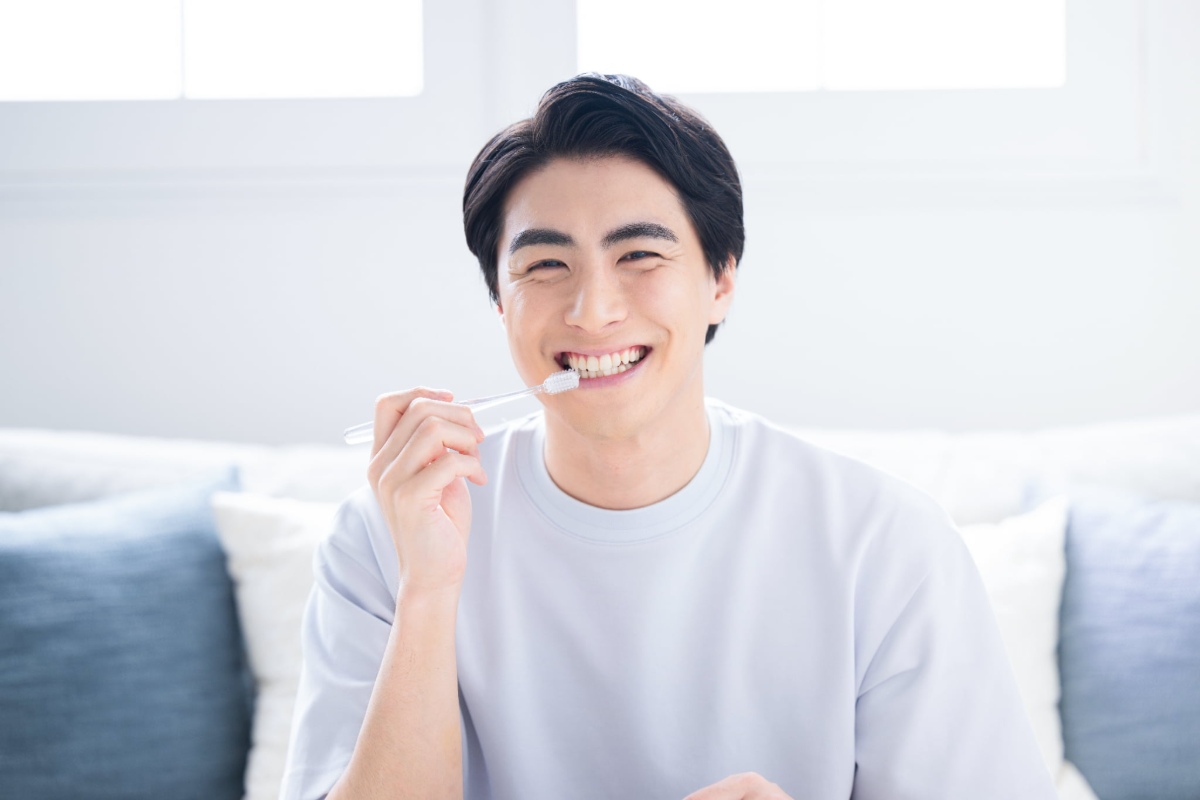 ブラッシング指導を受けて上手に歯みがきができるようになった笑顔の男性