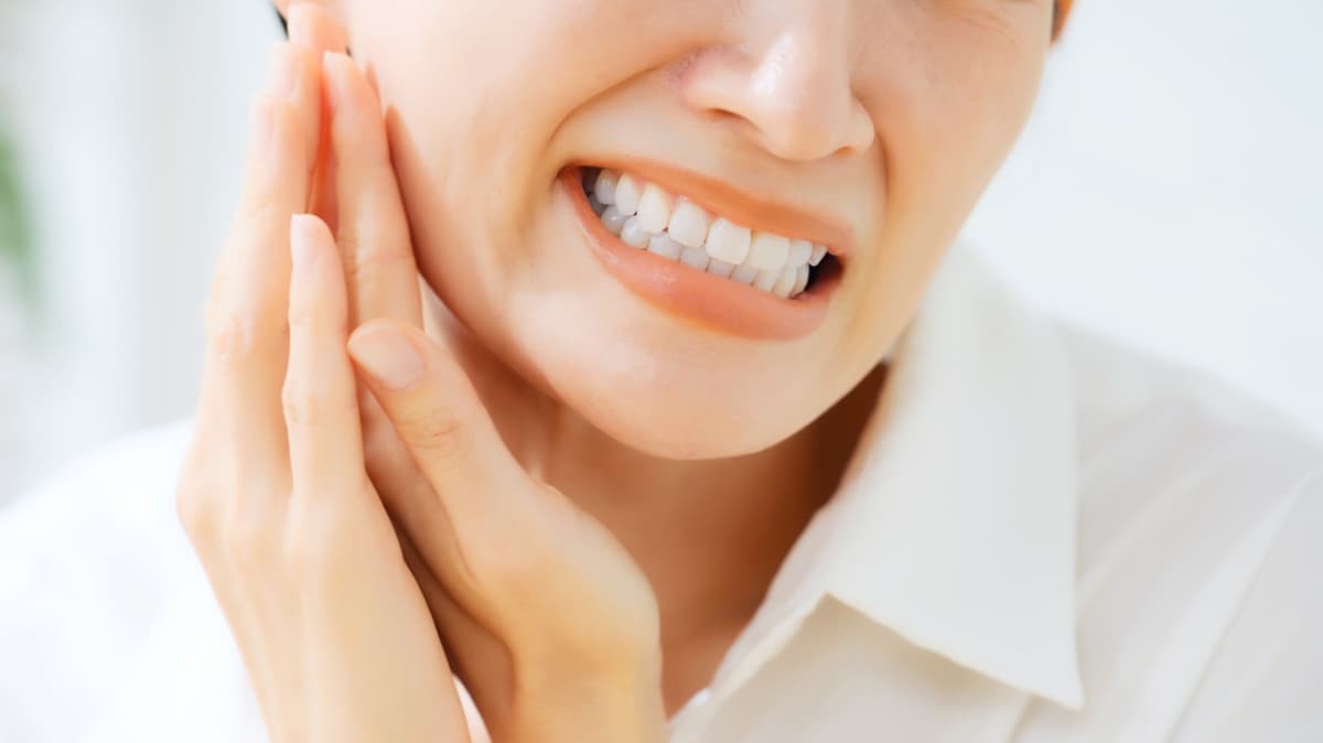 奥歯が虫歯になり痛がる女性
